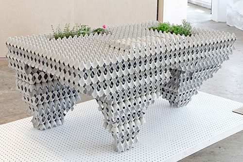 via recyclart.org/2009/05/egg-carton-table/