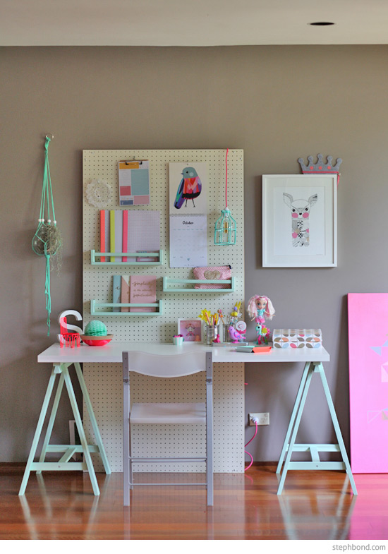 via http://blog.stephbond.com/2014/11/flexible-kids-study-space-with-pegboard.html